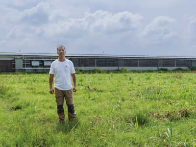 蔡英地從1棟鵝舍開始養鵝，現在已經擴建到12棟。鵝舍附近的農地也採用循環農業，種牧草、玉米，與生態和諧共生。