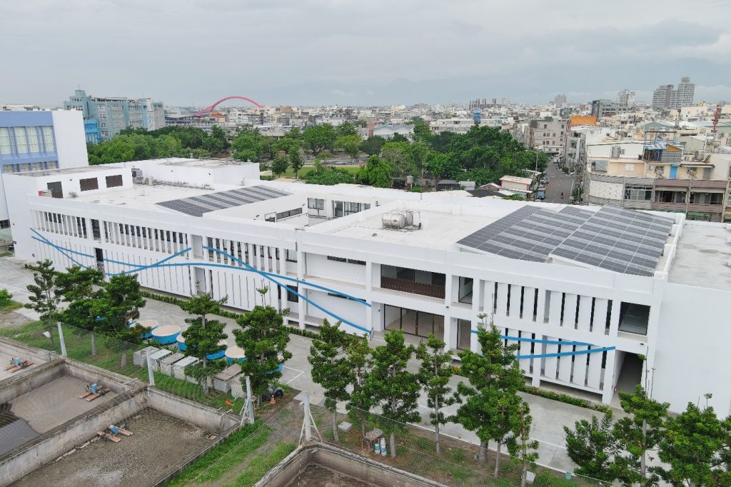 新落成之東港蝦藻類種原庫。此設施具備高度生物安全規劃，為我國白蝦等重要經濟蝦種建立永續發展的保種基地。（照片提供／農業部水產試驗所東港養殖研究中心）