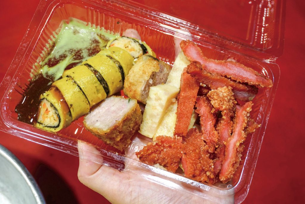 切了蟳丸、紫菜卷、紅燒肉、八寶丸,不過一百元。