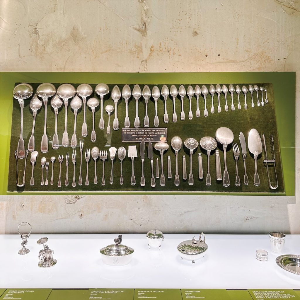法國銀器餐具品牌Christofle 特展,展出各種不同料理或食材相對應的餐具。