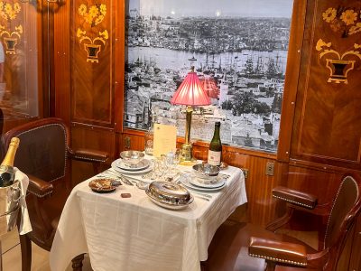 傳統餐廳會一次性擺放前菜、主菜和甜點所需的全部餐具，現在大多數的餐廳會隨著餐點上需要的餐具。