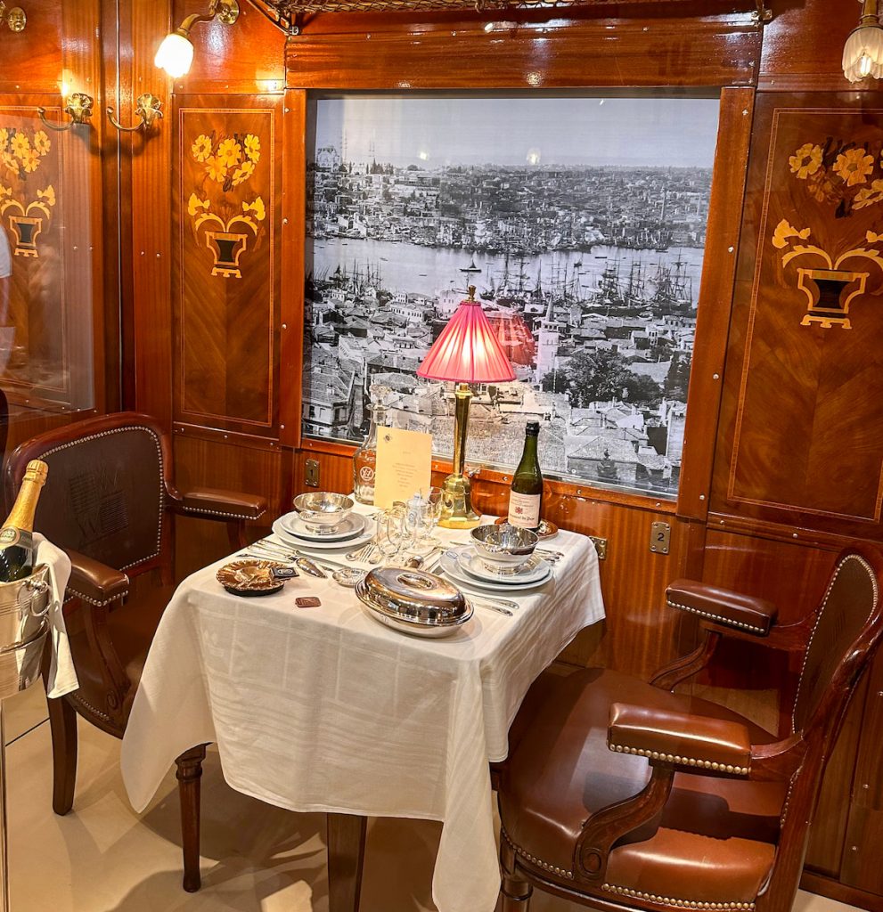 傳統餐廳會一次性擺放前菜、主菜和甜點所需的全部餐具，現在大多數的餐廳會隨著餐點上需要的餐具。