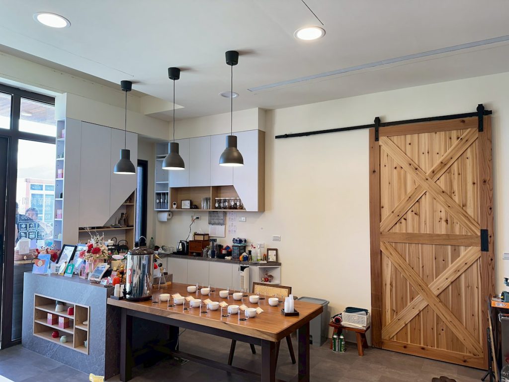 傳統店家進行農村好店升級，在茶香空間中融入美學與在地生活故事。