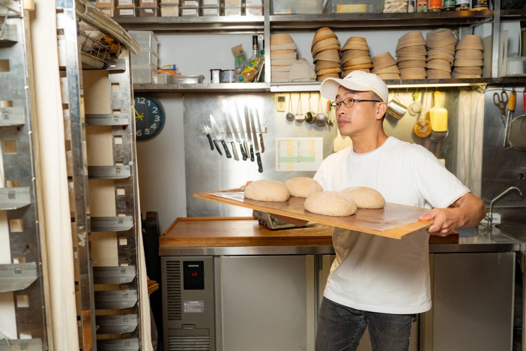 依訂單出貨,供給剛出爐最新鮮的麵包。