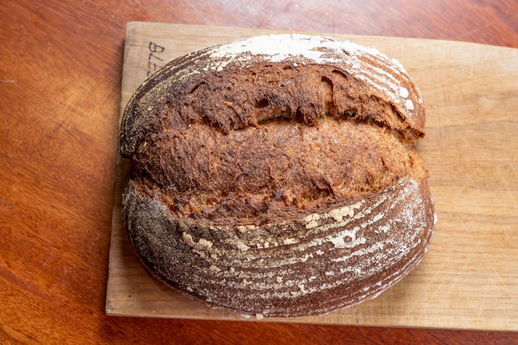 橄欖油風味麵包,口感厚實、穀香耐嚼。