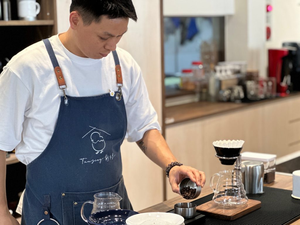 採完茶,去鹿野「前棟 Tauzing」喝一杯農村午後的咖啡。