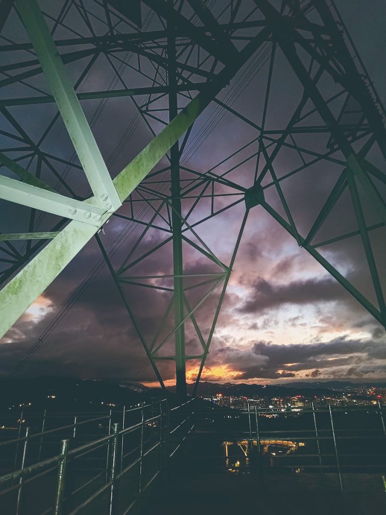 接近入夜的晚霞，還看得到台北市景與纜車站。
