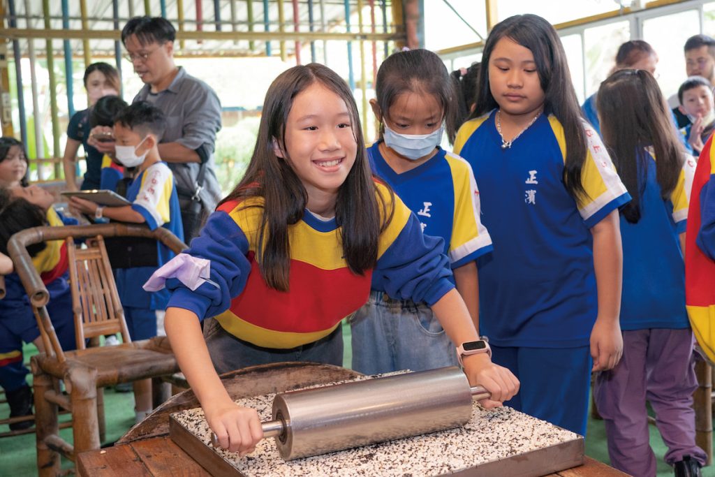 親手製作加入滿滿雜糧穀物的爆米香點心。