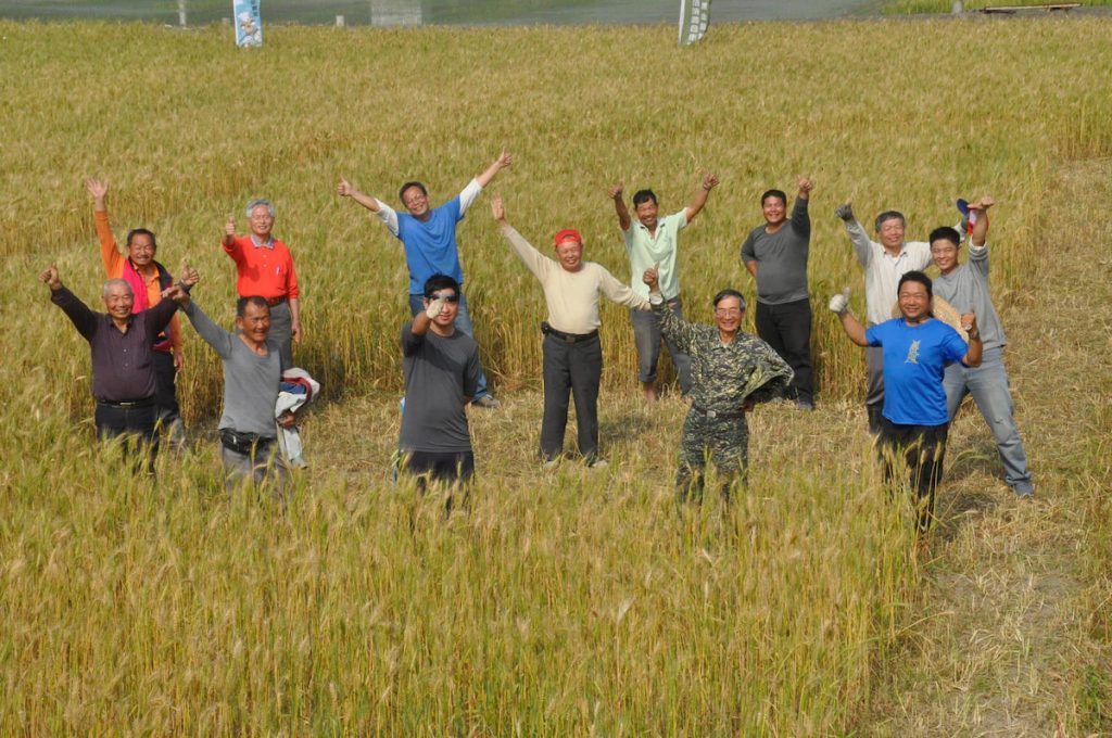 施明煌契作範圍擴及全臺,與麥農感情深厚。