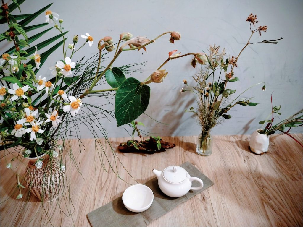 練習用日常可見的植物作為旅行茶席的花材創作。