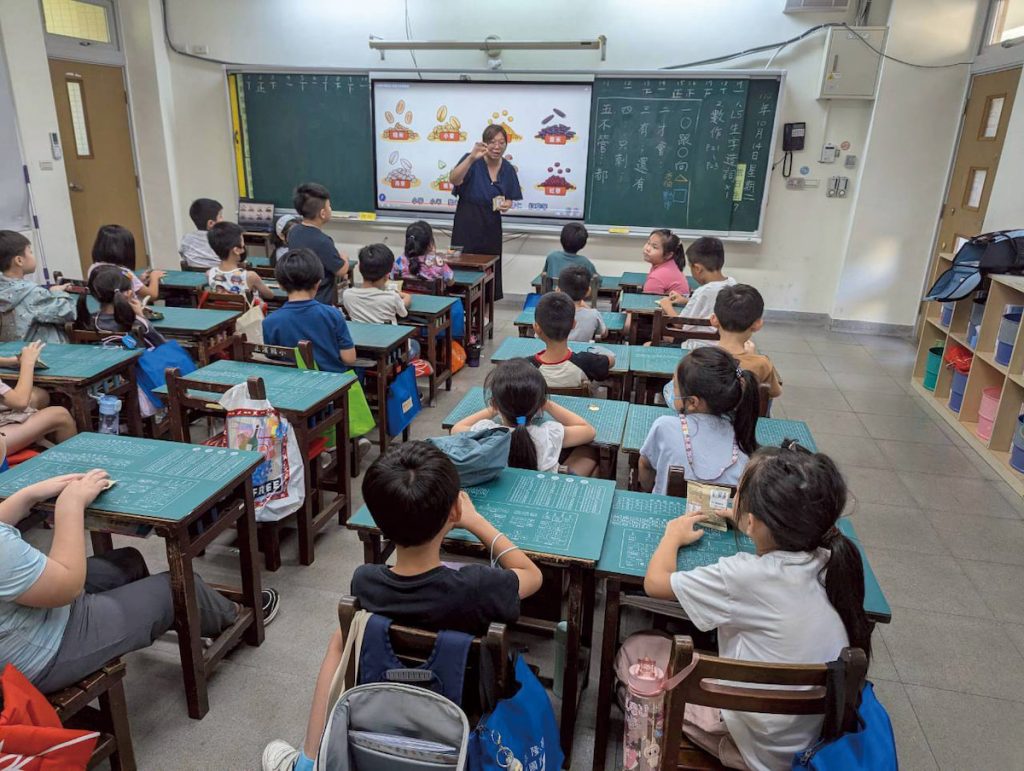 透過老師於課程講解雜糧知識,讓孩童更認識生活中的雜糧作物。