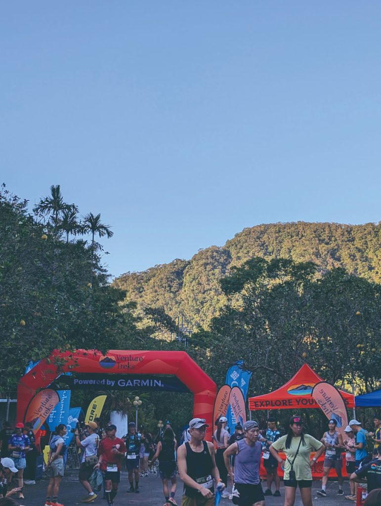 賽事那天是好天氣,傍晚的陽光打在遠方的山頭上,躲在陰影底下的我們很是舒服。