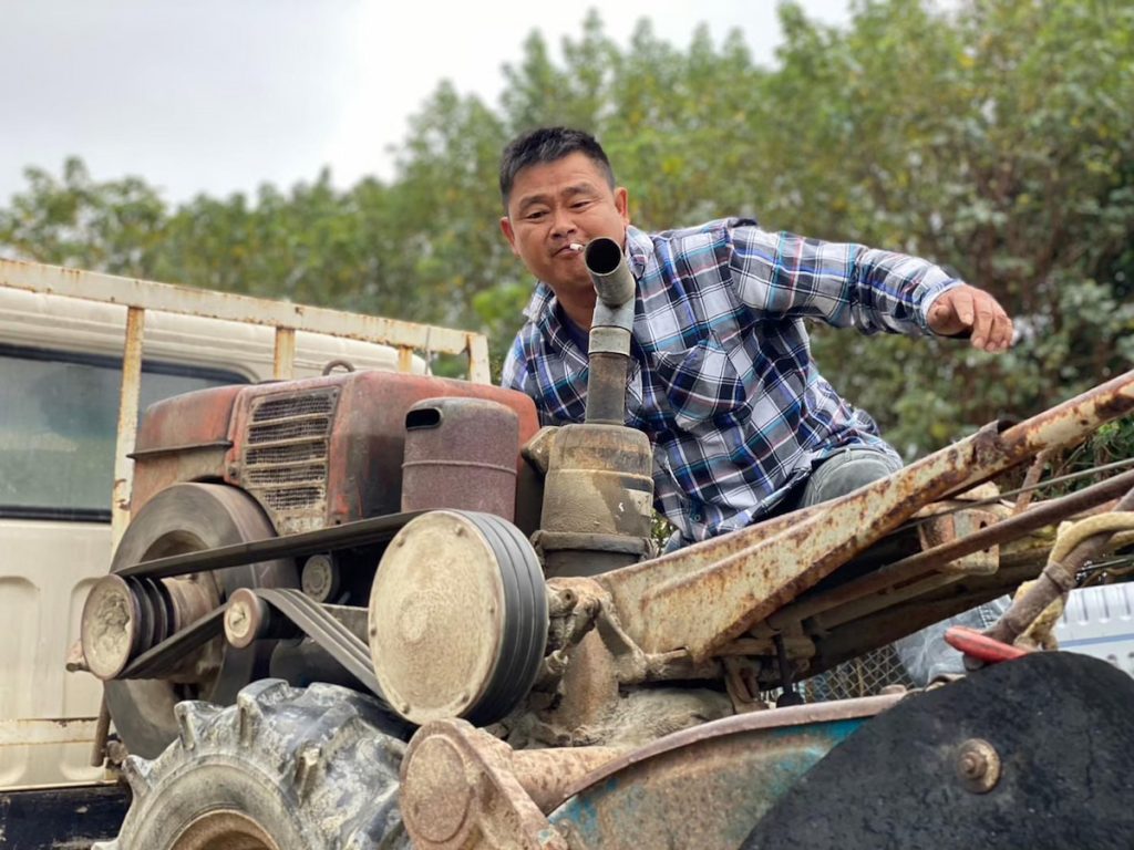 農民操作機械農具,減輕勞力負擔。