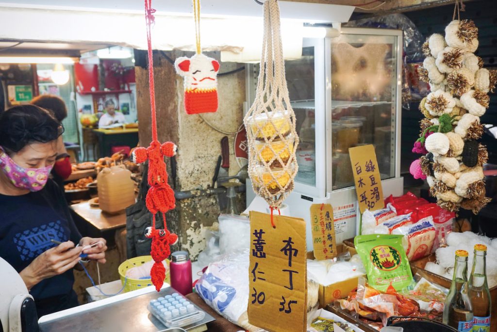 阿姨織的蒜頭串內，還夾雜幾朵鬱金香和鈴蘭。