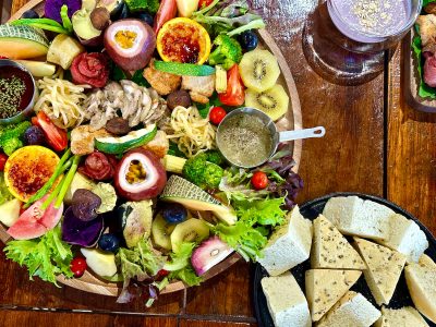 鹿野「前棟Tauzing」在地農產早午餐盤。