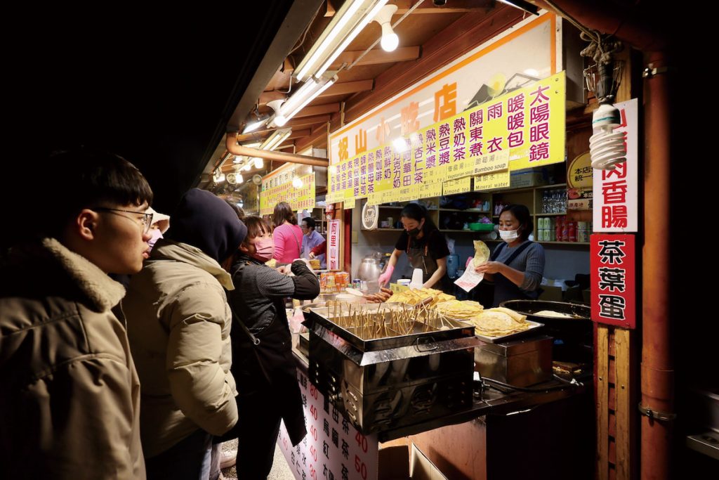 天還未亮,祝山觀景台旁的小吃店已經開張,讓等待日出的旅人先暖胃、也暖心。