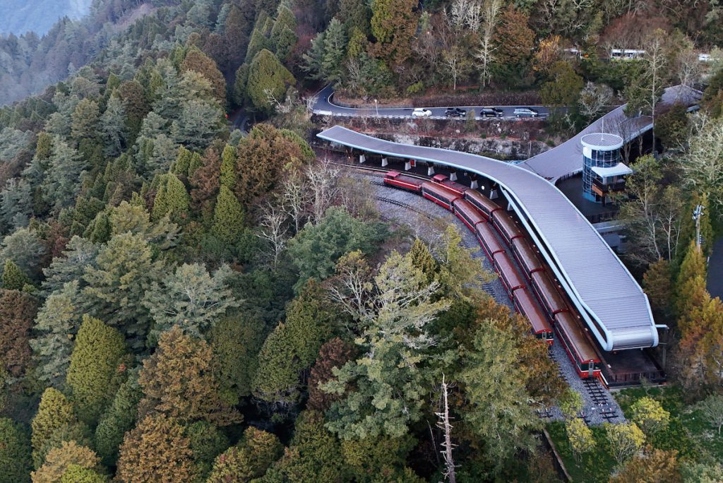 被森林與山巒環抱的祝山車站，是阿里山的嶄新地標。
