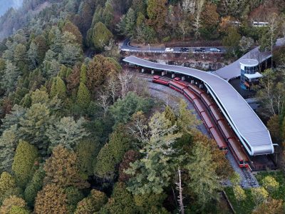 被森林與山巒環抱的祝山車站，是阿里山的嶄新地標。