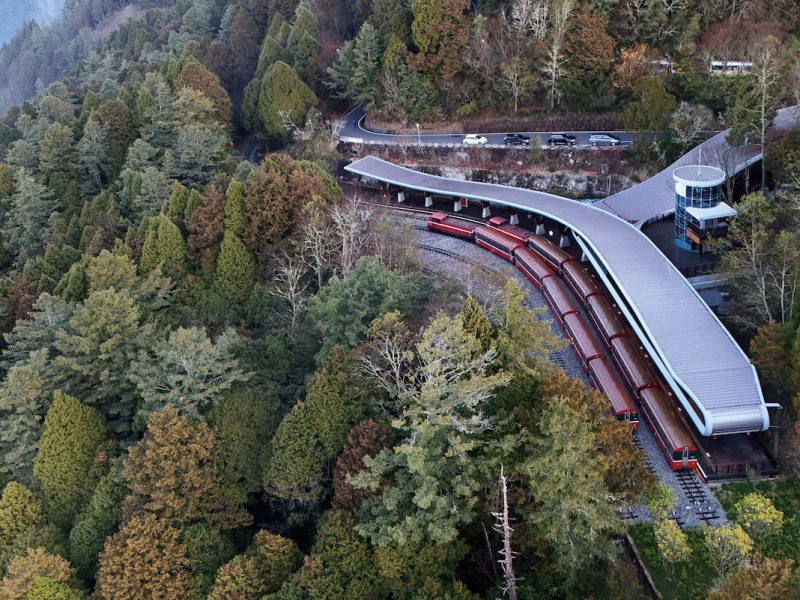 被森林與山巒環抱的祝山車站，是阿里山的嶄新地標。