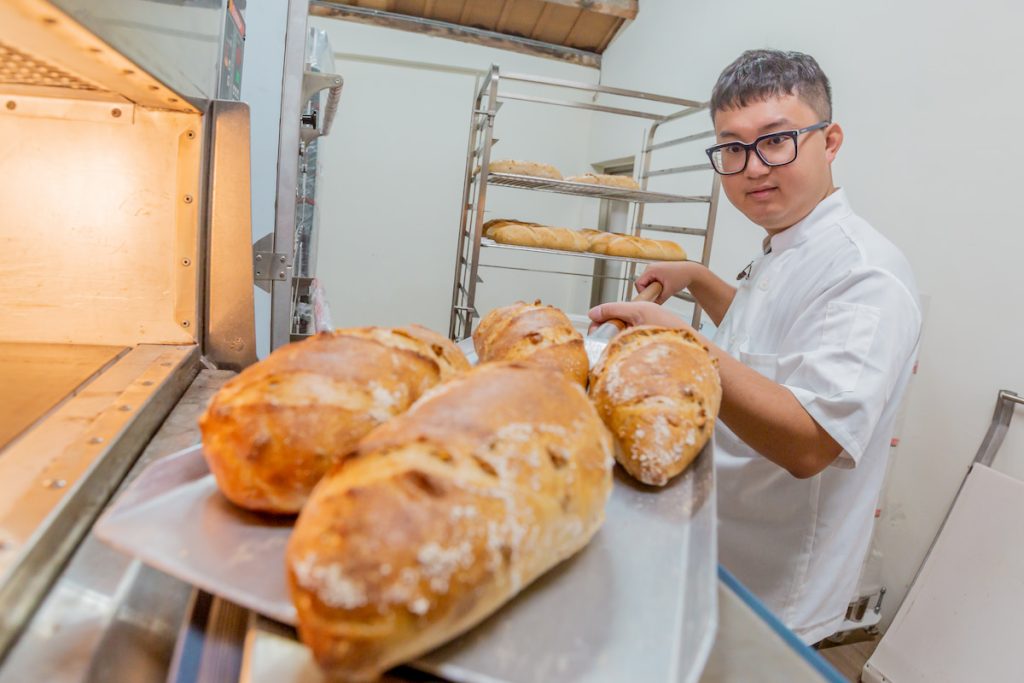 林浩學曾北上學習製作麵包,經過不斷實驗改良,開發出使用全粒粉製作的雜糧麵包。