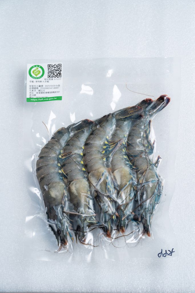 「萊特鮮蝦」是賴玨光的自有品牌,他養的草蝦吃的是富含頭足類、貝類、魚類等多種蛋白質配出來的專用飼料,口感比野生蝦還要好吃。