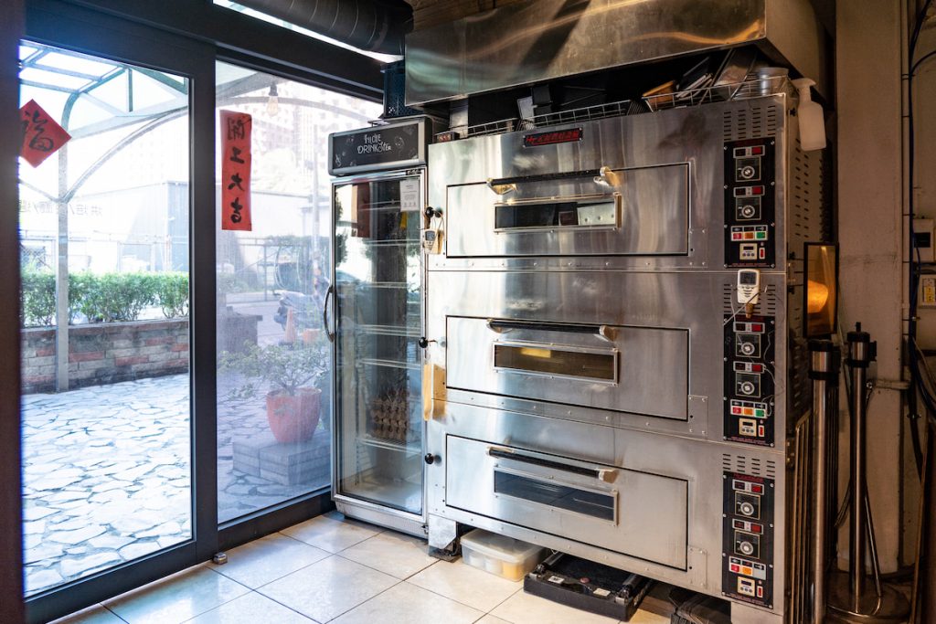 工作室窗明几淨,穀物香氣讓人安心。