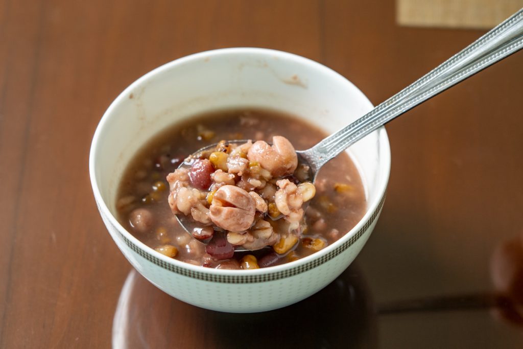 紅豆和大麥煮成的雜糧粥,清甜不膩,既潤喉又回甘。