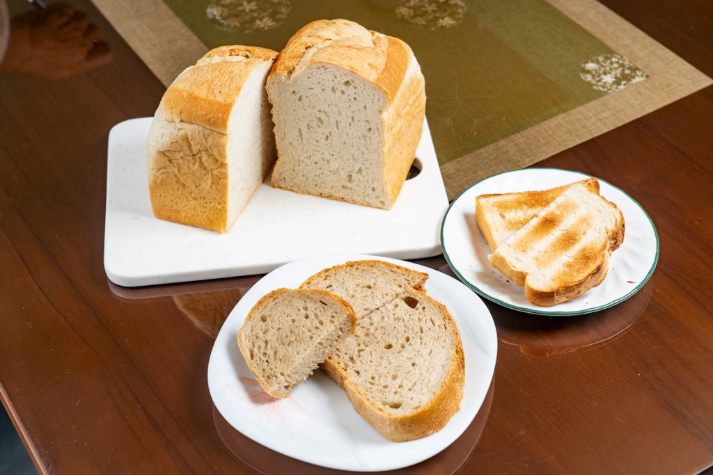 雜糧麵包吃得出穀物香氣,纖維柔軟卻耐嚼。