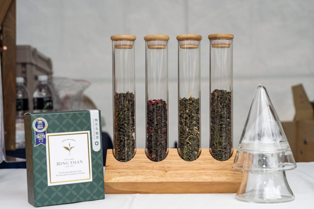 星源的柚花烏龍茶結合冬山在地的柚子,柚香濃郁,茶韻清雅。