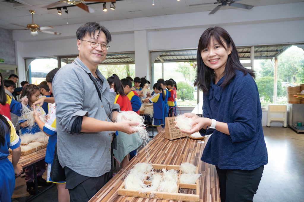 陳建汝老師(左)與陳怡君校長(右)推動雜糧學習教育不遺餘力。