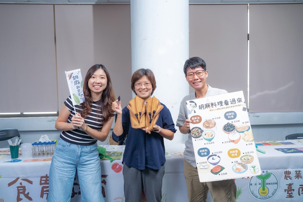 胡麻料理無所不在,臺南農改場副研究員李郁淳(中)及助理蔡永靖(右)、助理李苡禎(左)攜手打造胡麻教材,為推動食農教育添助力。