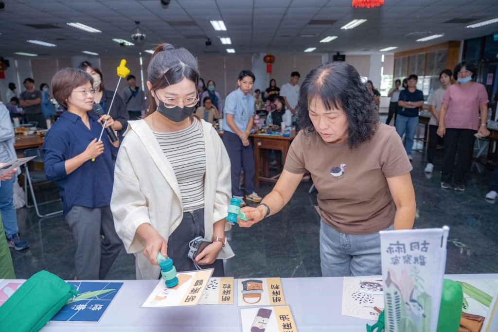 臺南農改場團隊帶著胡麻教具到學校(左圖)及農會(右圖)分享,持續培養食農教育的推手。(圖片提供╱臺南農改場)