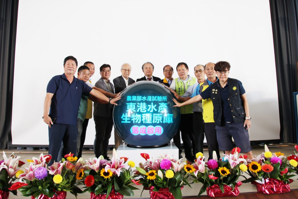 東港水產試驗所旗下蝦藻類種原庫於2025年10月初落成啟用，其任務致力於為臺灣經濟養殖蝦類保種育種，以期創造臺灣養殖蝦產業永續之路。（圖片提供/東港蝦藻類種原庫提供）