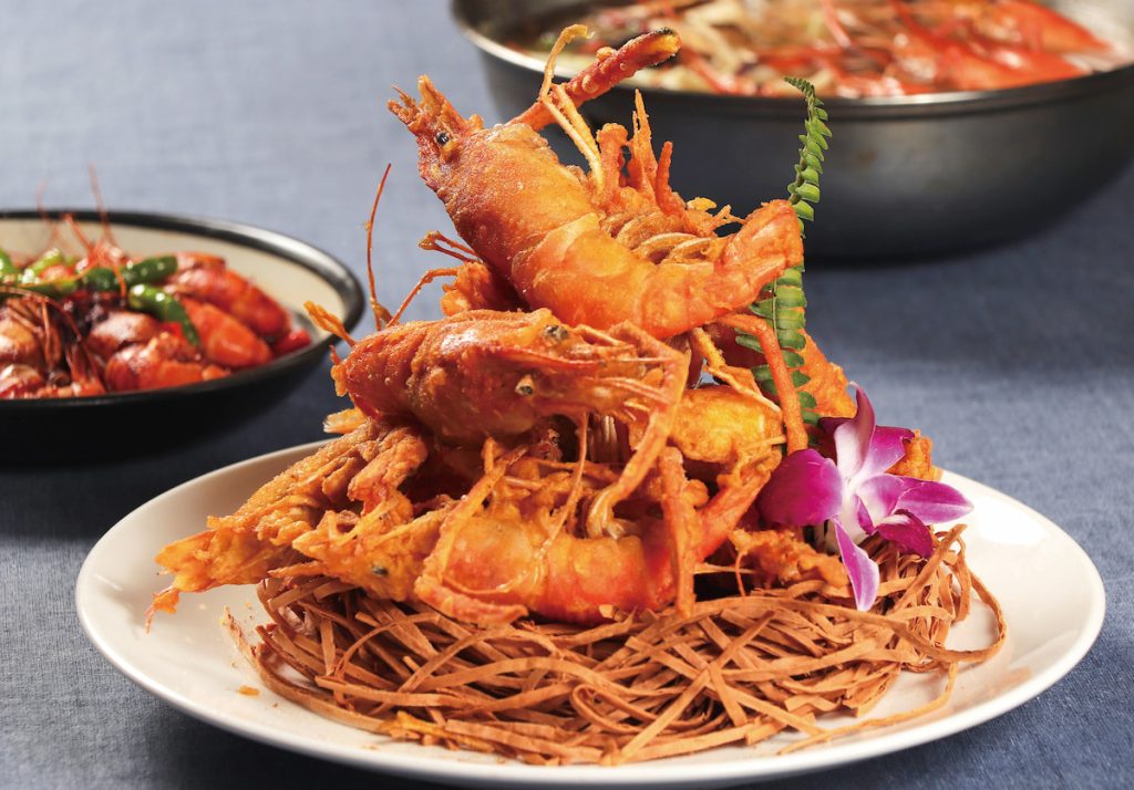 以鱈魚香絲為基底的黃金蝦，是店內的招牌料理。