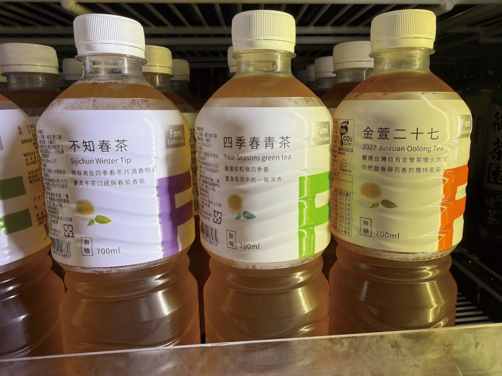 超商販售的罐裝茶飲品,也常見標示品種、產地等資訊,既為取得消費者信任,也是行銷手法。(攝影╱洪與成)