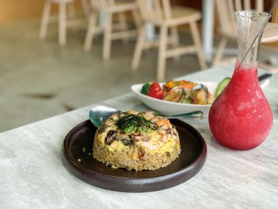 金黃烘蛋覆在飯上，包裹狗蝦、小卷、蚵仔的鮮香，蛋香與海味交織，樸實中透出驚喜。