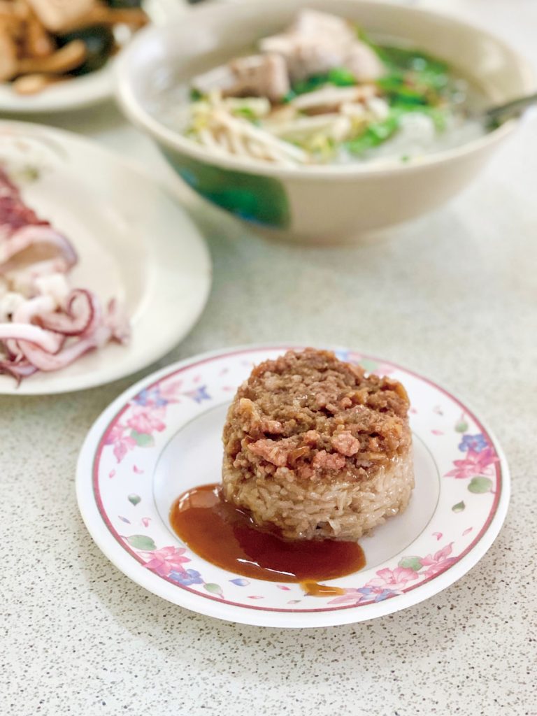 金鎖港的米糕糯米粒粒分明,滷汁香濃油亮,是澎湖最熟悉的家鄉味。