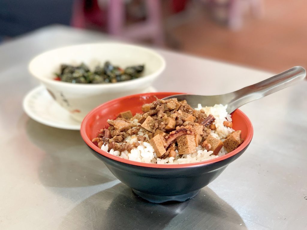 香滷肉燥藏著小卷乾的海味,滷汁滲入熱飯中,鹹甜之間帶焦香,每一口都像吃進澎湖的海風滋味。