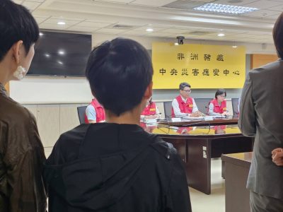 非洲豬瘟中央防疫人員不眠不休為守住臺灣豬打拼，兒子幾天看不到爸爸，假日只好到記者會現場看爸爸一面。（讀者提供）