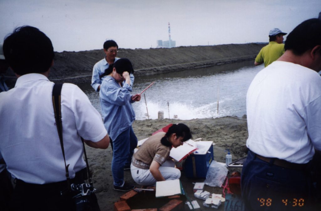 1998年羅竹芳與臺南民間擁有70池的草蝦養殖戶合作以深入解析白點病暴發的機制。