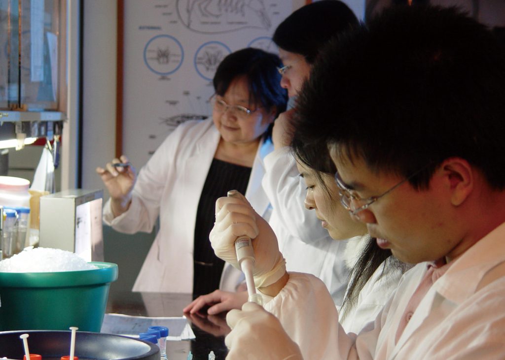 羅竹芳在實驗室指導學生進行研究,研發靈敏且專一性高的檢測法。