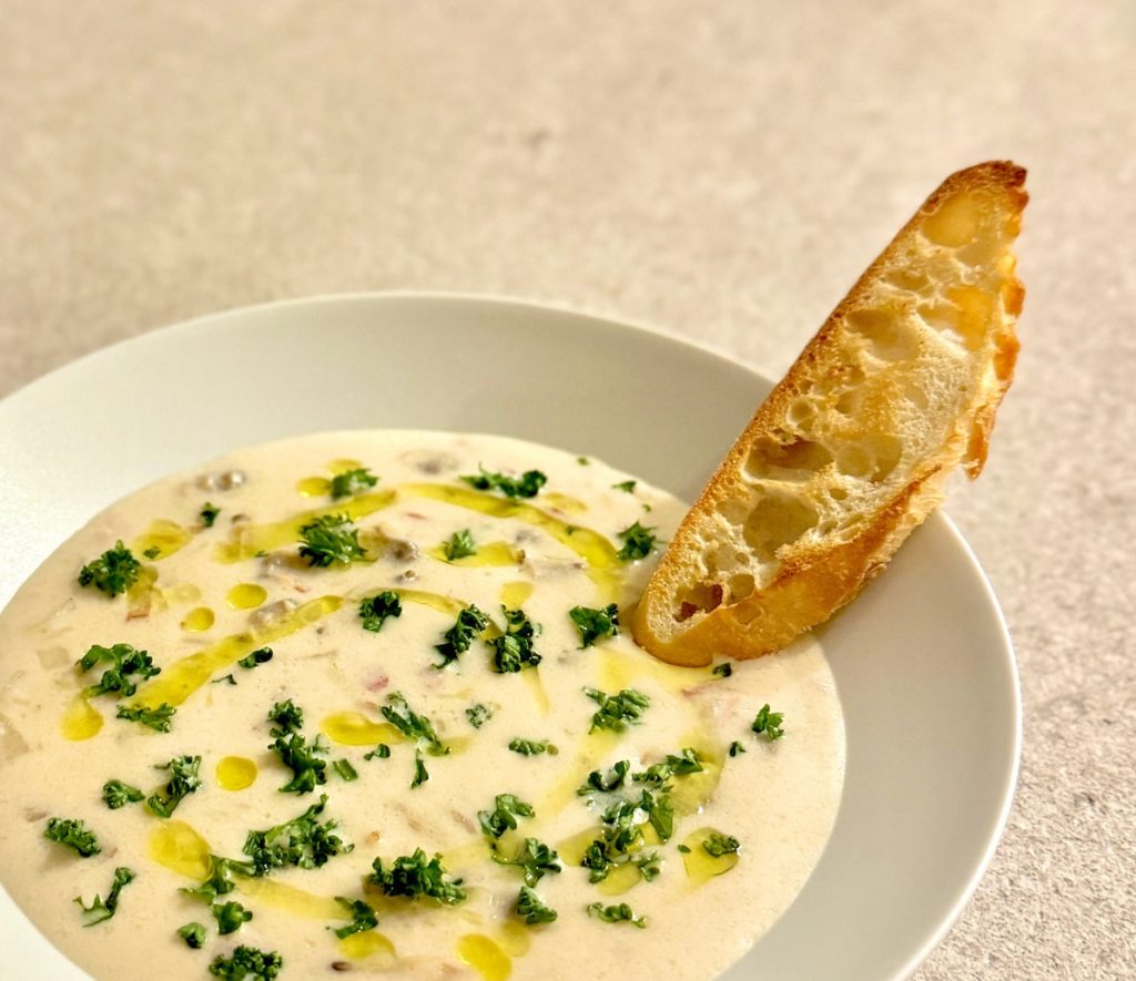 加了酒粕和白味噌的蛤蠣巧達湯，飄著淡淡酒香。