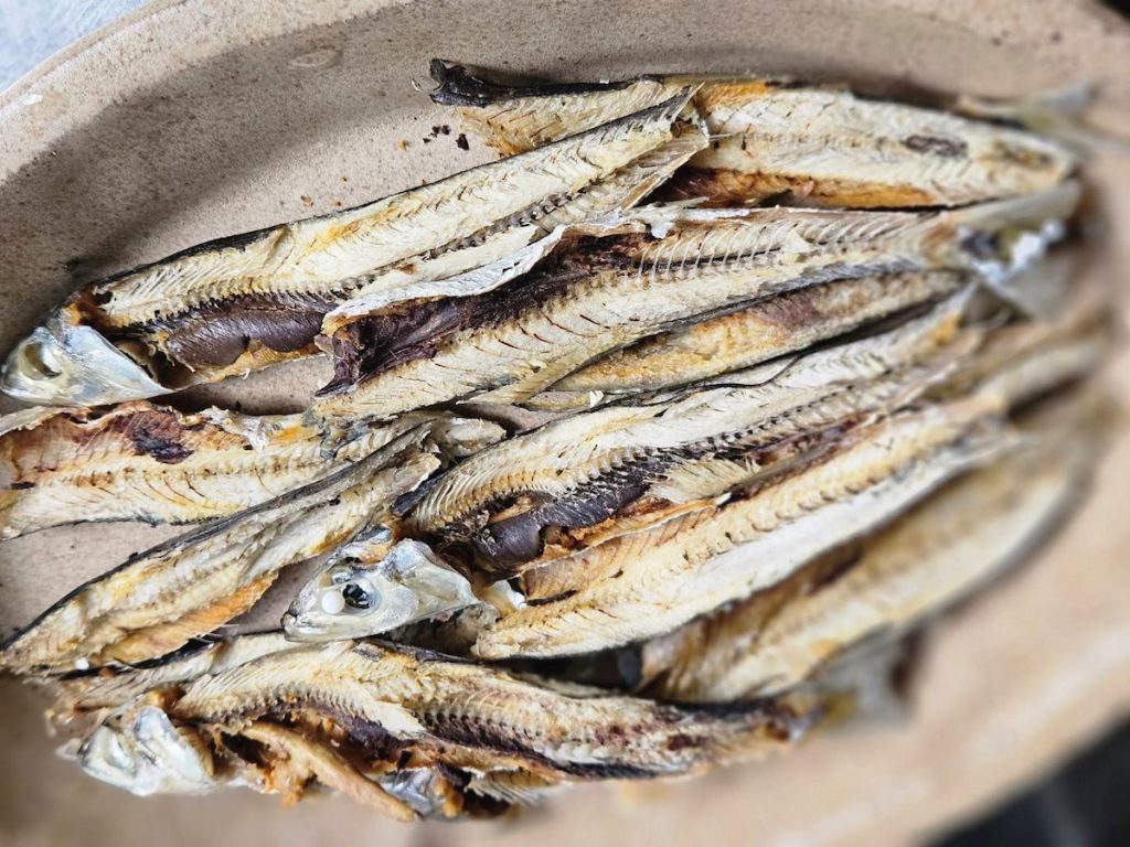 臭肉魚乾 食材:臭肉魚乾一把 50元/蒜頭 10元/蒜苗一支 40元/醬油 一小碗/砂糖 少許/米酒 少許/水 一碗/辣椒 一根(可省略)