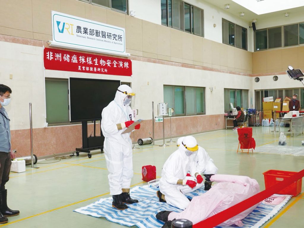 為了確保所內人員熟稔各項檢驗相關技術,每年都會舉辦多場研習與測試,希望在關鍵時刻全力發揮。(圖片提供╱獸醫研究所)