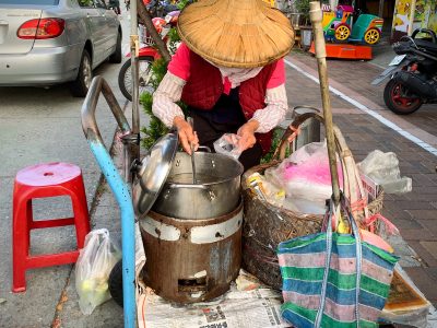 阿嬤與她的豬血湯推車。
