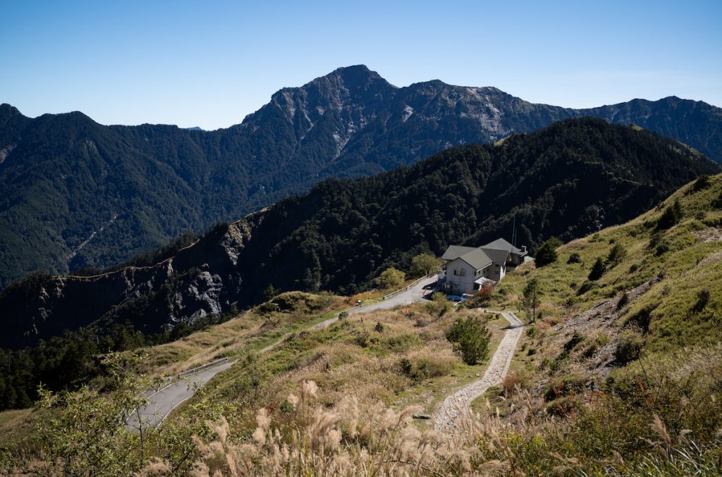 附屬於松雪樓的滑雪山莊,是一九七四年間,合歡東峰滑雪場開闢八年後,因滑雪客太多、松雪樓不敷使用而興建的住宿設施。背景後方尖峰為奇萊北峰。