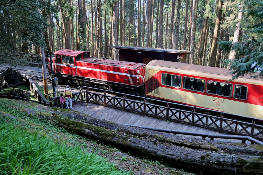 阿里山號五車次在神木站短暫停留後,往終點站——阿里山車站前進。