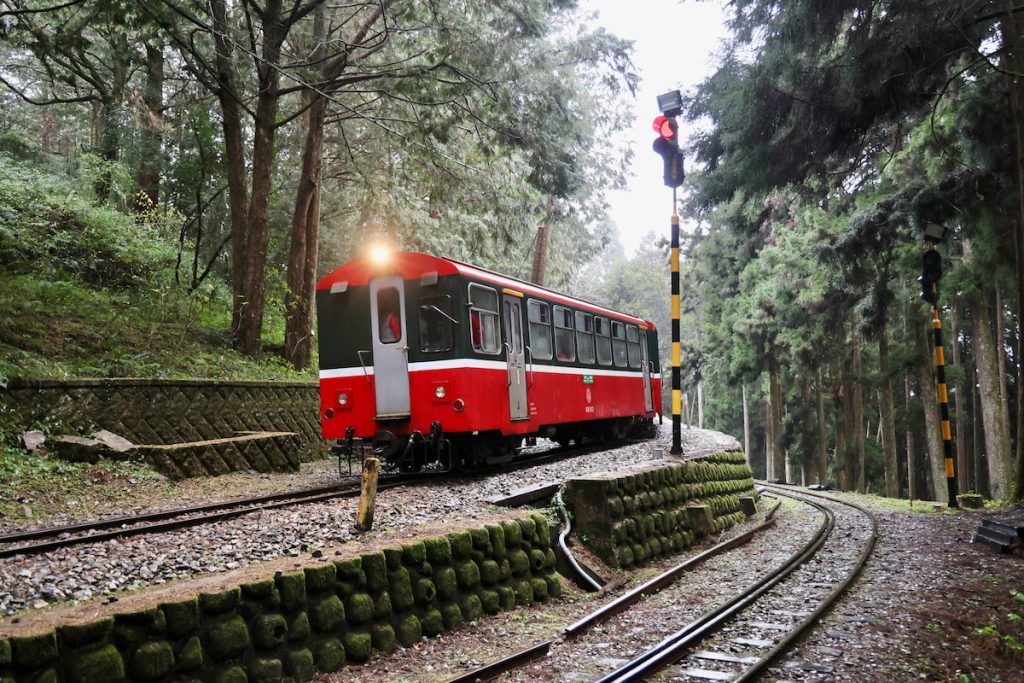 神木站距離阿里山站僅一・五公里，高度卻是從兩千一百三十八公尺上升到兩千兩百一十六公尺，是全線兩站之間最大的平均坡度。