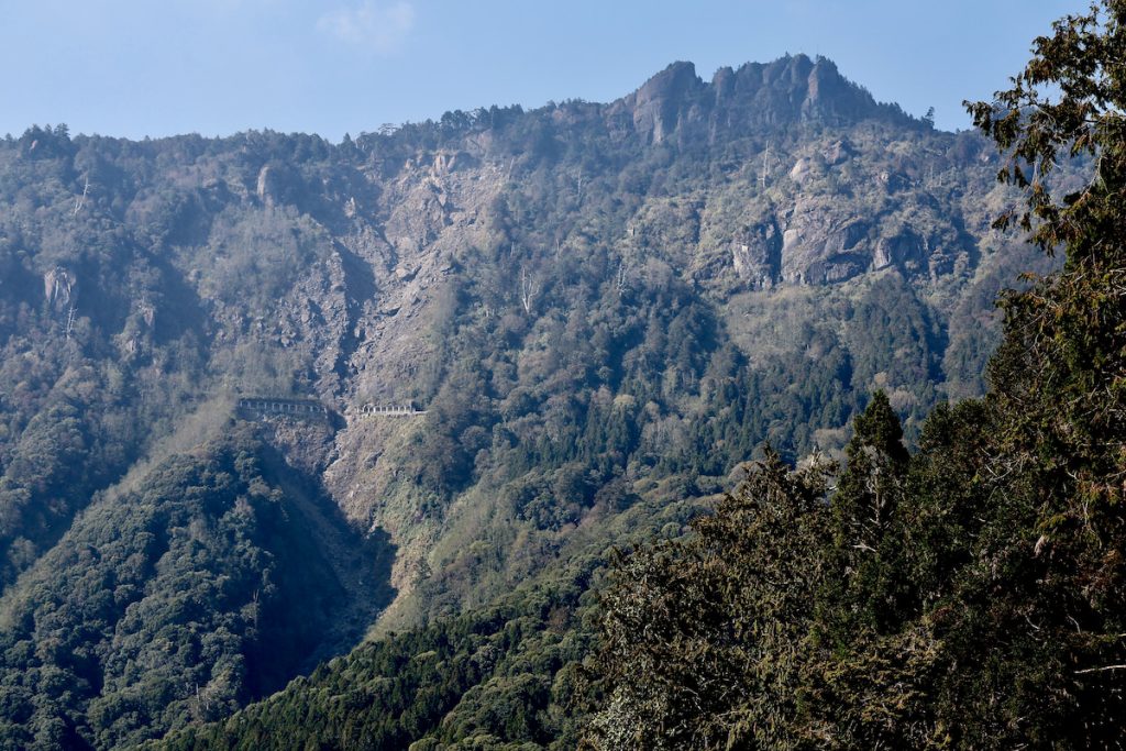 在觀景臺區遠眺塔山眠月線。