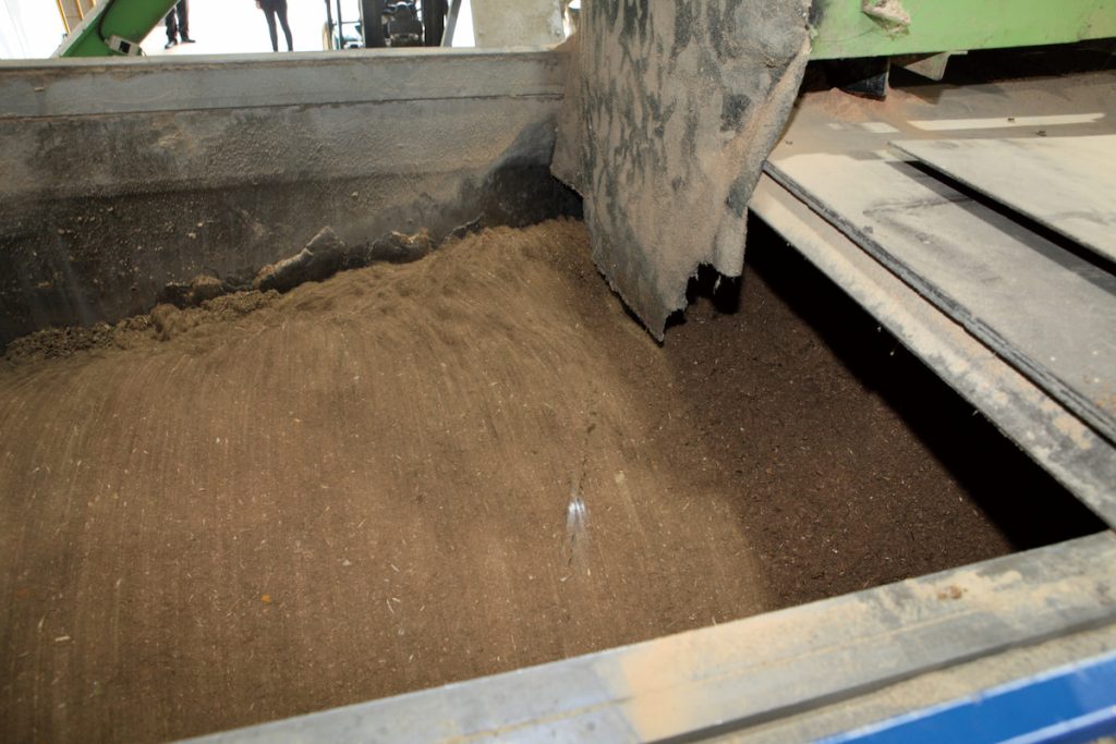 將酵素加入粉碎、脫水後的乾料預拌混合,再透過高溫加熱即可生成有機肥。